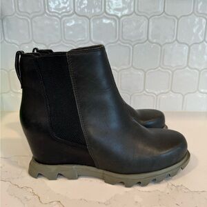 SOREL WOMEN'S JOAN OF ARCTIC™ WEDGE III CHELSEA BOOTIE Size 9. Dark green EUC